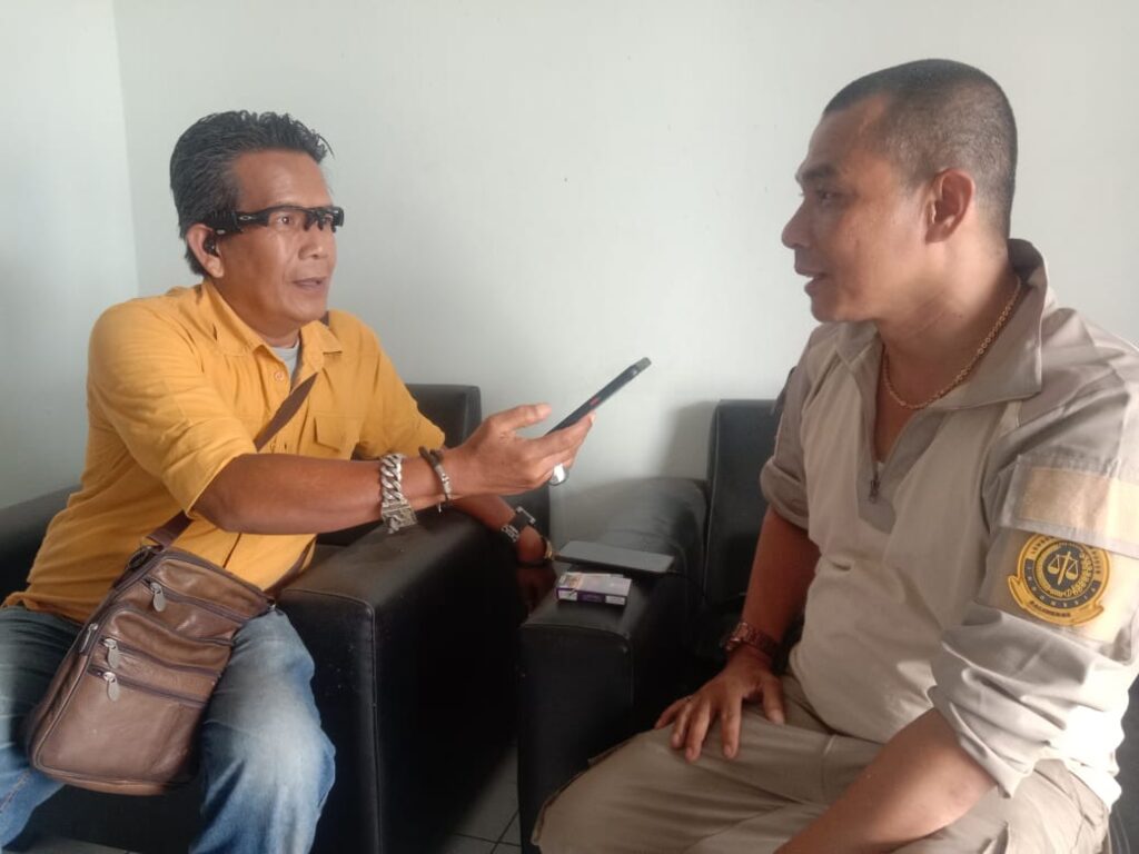 Mallau SH MH diwawancarai oleh awak media