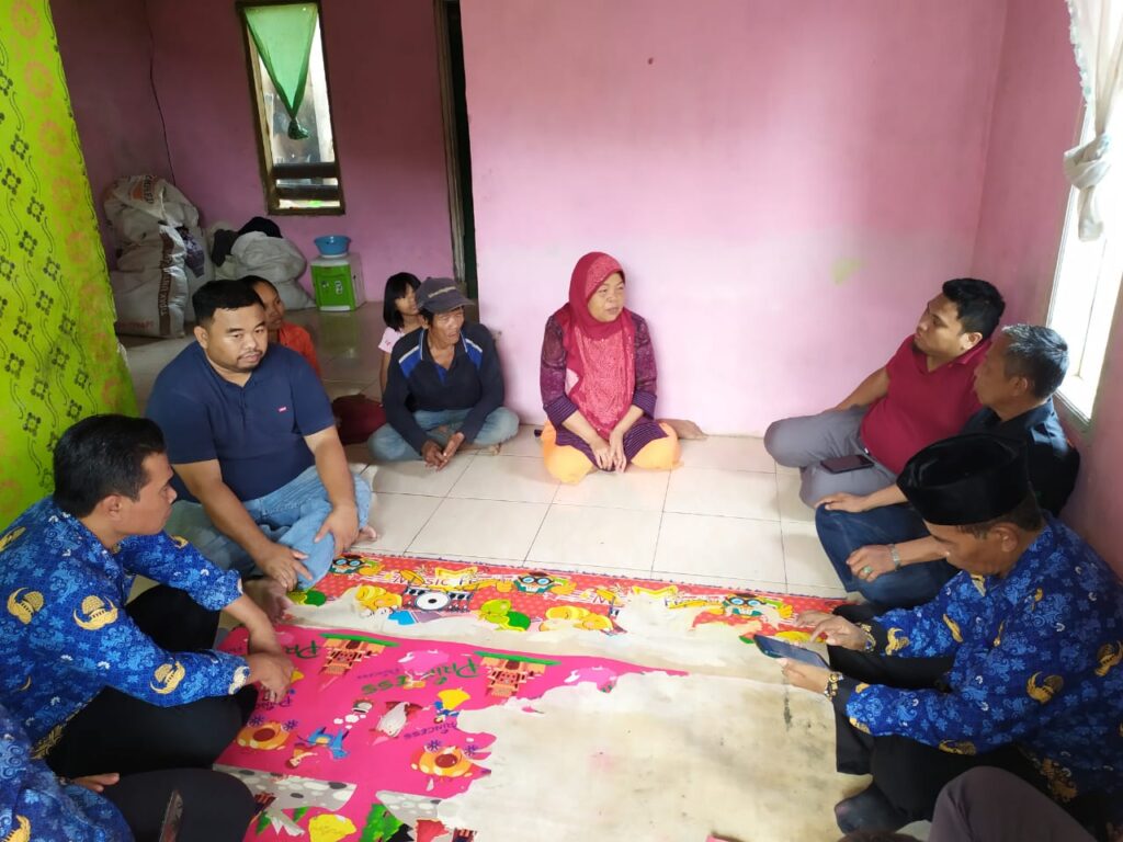 Yudha Puja Turnawan, bersama Kemensos RI dan Kasi Kesra Setda Garut berkunjung ke rumah kontrakan Esih
