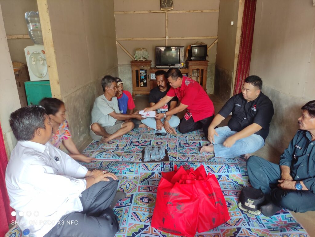 Ketua DPC PDI perjuangan Kabupaten Garut, Yudha Puja Turnawan menyampaikan bantuan dari H Memo Hermawan Anggota DPRD Provinsi kepada korban kebakaran di Desa Cibatu. Caleg Dapil 2 Jujun Juhana juga memberikan bantuan kepada korban kebakaran