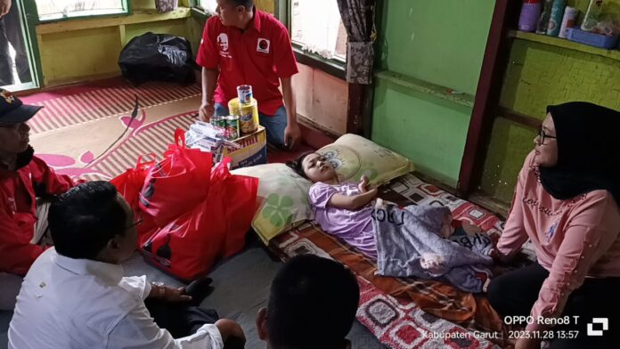 Kheysa bocah 12 tahun yang mengalami lumpuh dikunjungi Memo Hermawan Anggota DPRD Provinsi bersama Yudha Puja Turnawan Anggota DPRD Garut dan Kabid Rehabsos Dinsos Garut