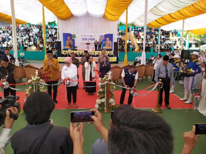 Kepala Cabang Dinas ( KCD ) wilayah XI, Dinas Pendidikan Provinsi Jawa Barat ( Disdik Jabar), H.Aang Karyana membuka Job Fair di SMKN 2 Garut yang diikuti pula Kepala Disnaker Polsek Bayongbong