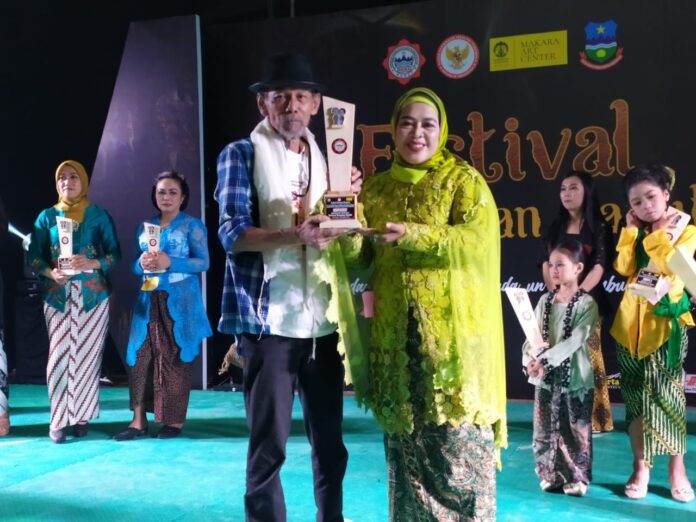 Biebie Bagja meraih penghargaan kategori Wanita Dewasa Terfavorit di Fashion show pakaian sunda di Gedung Art Center yang digelar DKKG