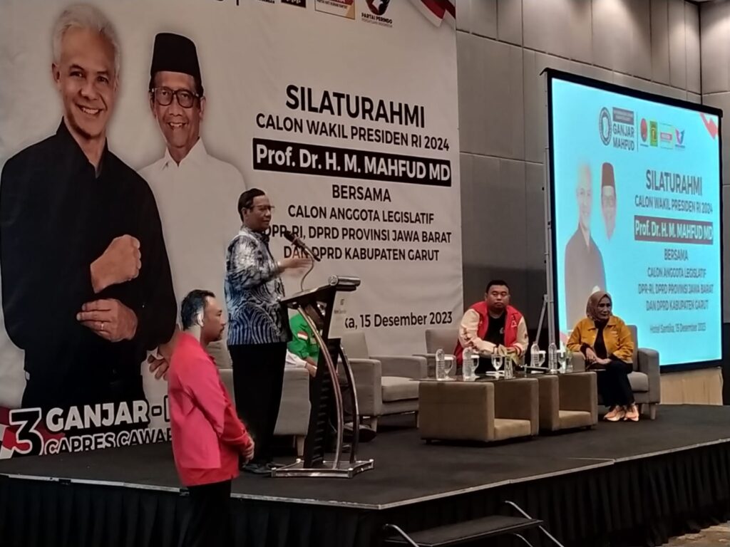 Mahfud MD bertemu dengan kader partai dan para caleg dari partai pendukung di Hotel Santika Kabupaten Garut