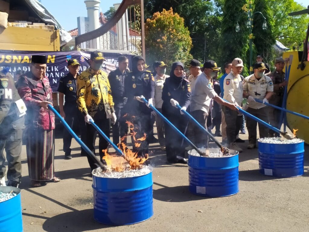rokok ilegal dan miras dimusnahkan di halaman pendopo Garut