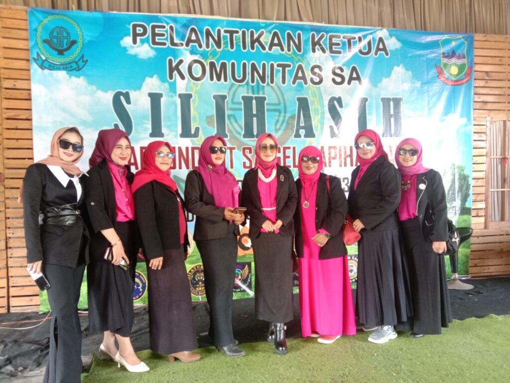 Ketua Pokdarkamtibmas Sektor Bayongbong, Biebie Bagja (tiga dari kanan) foto bersama dengan Komunitas Wahegar