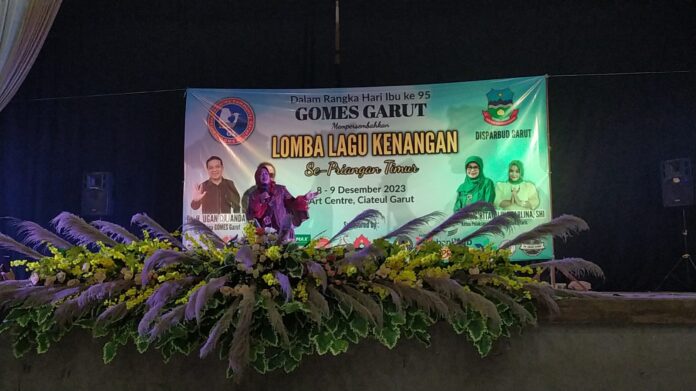 Biebie Bagja tampil di panggung membawakan lagu berjudul Tak Ingin Sendiri