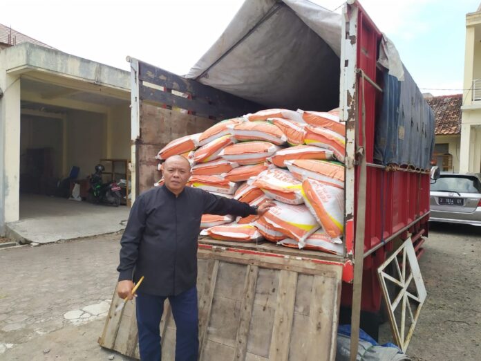 Kepala Dinas Pertanian Kabupaten Garut, Ir.Haeruman menunjukkan pupuk bantuan