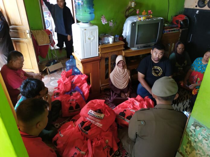 Yudha Puja Turnawan Anggota DPRD Garut Fraksi PDI Perjuangan mengunjungi korban kebakaran di Desa Rancasalak Kecamatan Kadungora
