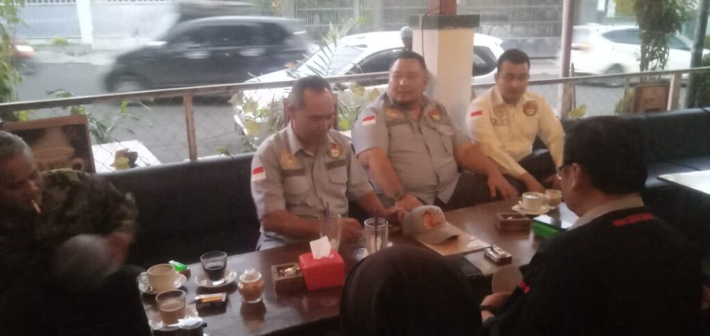 Barisan 8 Center (B8C) bersama sayap organisasinya, Barisan Intelektual Strategi Objektif Delapan (Bison) melakukan strategi kampanye hingga ke tingkat bawah