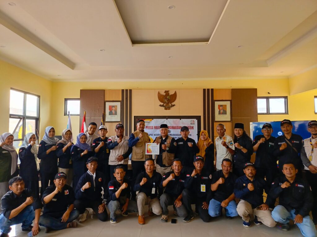 Panwaslucam Bayongbong melaksanakan press release pengawasan logistik di aula kantor Kecamatan Bayongbong