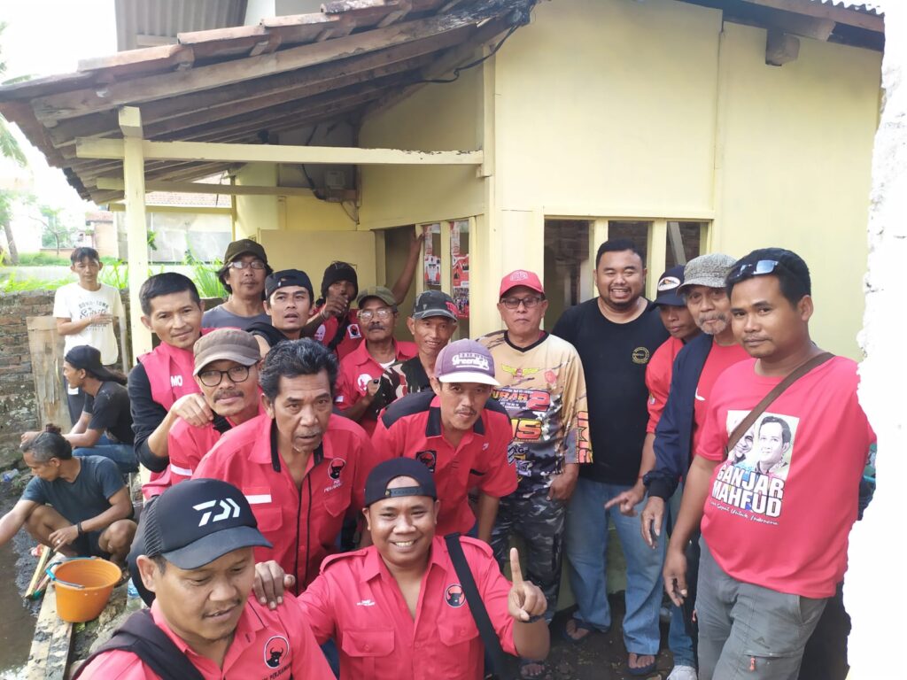Yudha Puja Turnawan Anggota DPRD Garut bersama relawan Ganjar merehab rumah abah Dayat