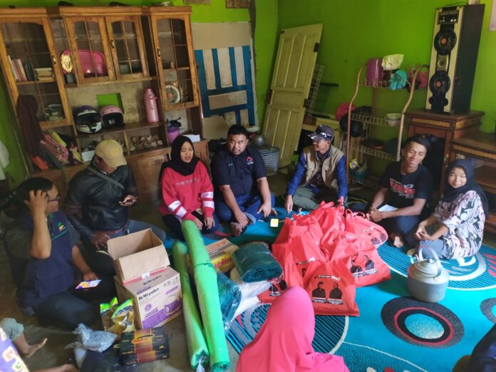 Yudha Puja Turnawan mengunjungi korban Kebakaran di Desa Cintanegara, Kecamatan Cigedug