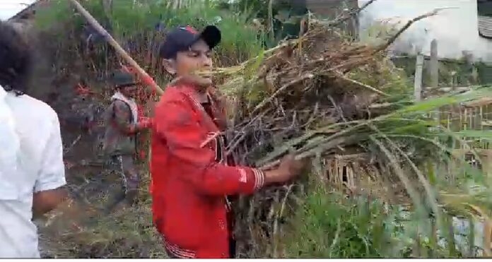 Dida Komara, Ketua PAC PDI Perjuangan Kecamatan Cikajang yang juga Caleg DPRD Kabupaten Dapil 5 nomor urut 7 Partai PDI Perjuangan melakukan bersih-bersih lingkungan