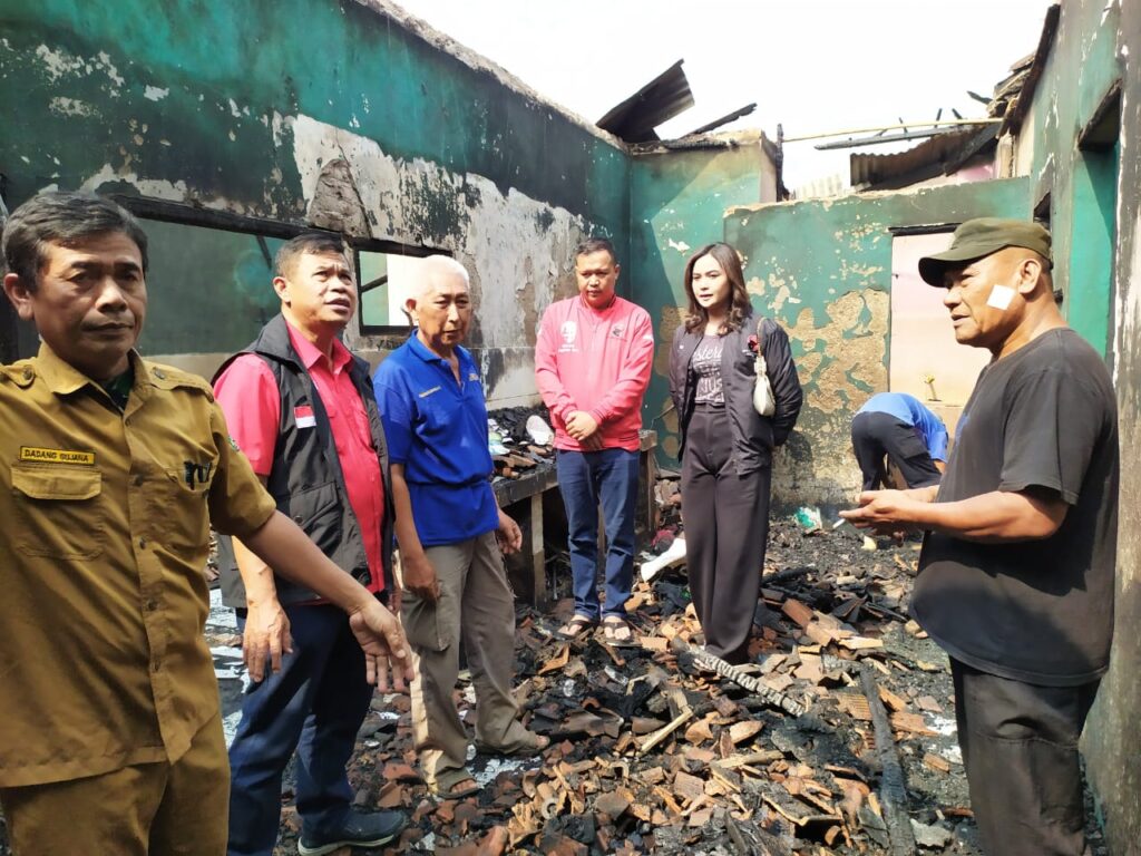 Jujun Juhana bersama jajaran PDI Perjuangan mewakili Memo Hermawan Mantan Wabup Garut memberikan bantuan ke korban kebakaran di Desa Sindangsuka, Cibatu