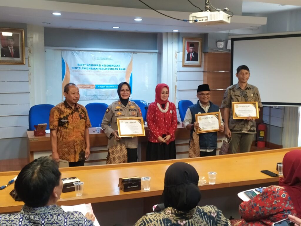 Ketua KMPPA Garut, Susi Sabion (tengah) bersama kepolisian dan staf ahli Bupati Garut melaksanakan rakor kelembagaan penyelenggaraan perlindungan anak di gedung Setda Kabupaten Garut, Jumat 8 Desember 2023.