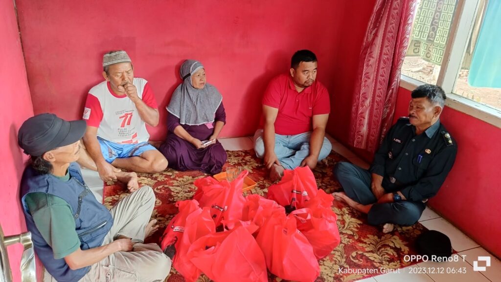 Yudha Puja Turnawan Anggota DPRD Garut mengunjungi rumah Agus Apandi
