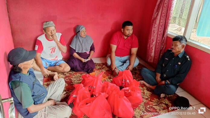 Yudha Puja Turnawan Anggota DPRD Garut mengunjungi rumah Agus Apandi