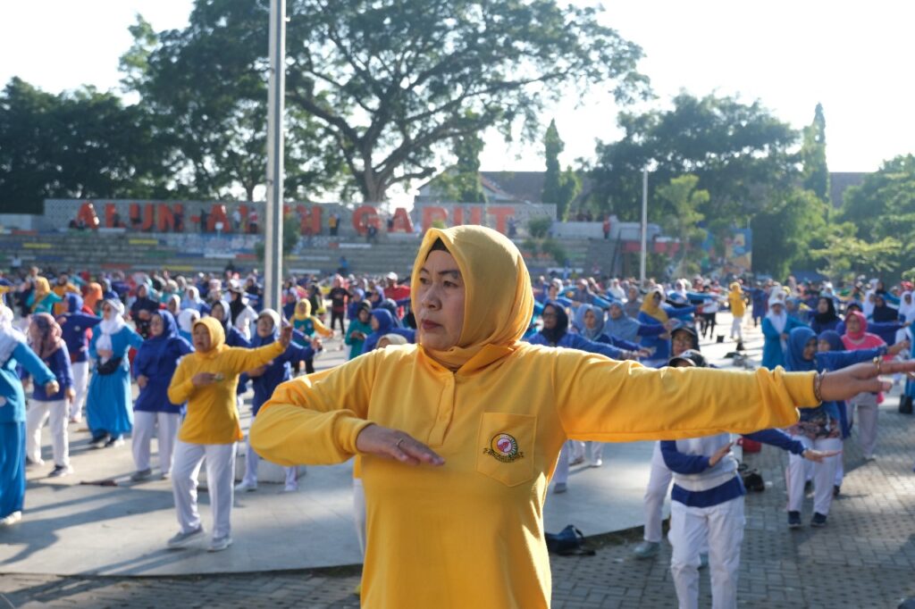 Organisasi wanita di Garut melakukan senam memperingati hari ibu
