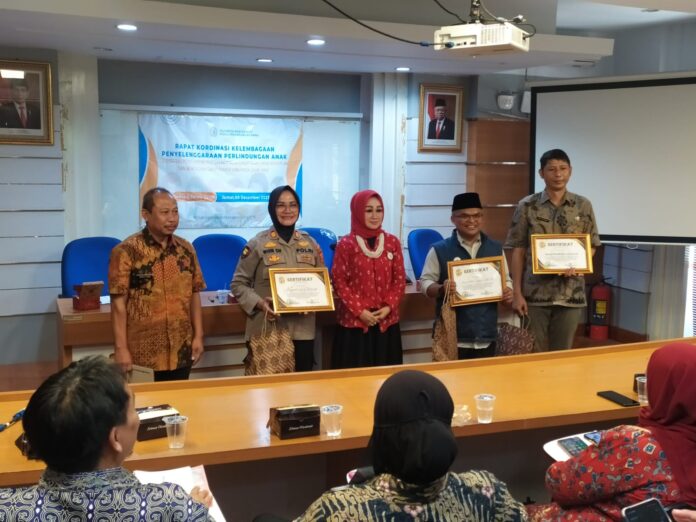 Ketua KMPPA Garut, Susi Sabion (tengah) bersama kepolisian dan staf ahli Bupati Garut melaksanakan rakor kelembagaan penyelenggaraan perlindungan anak