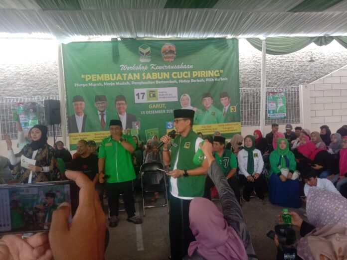 Yudi Lasminingrat bersama Sandiaga Uno di Mahkota Coffee di hadapan para pelaku UMKM