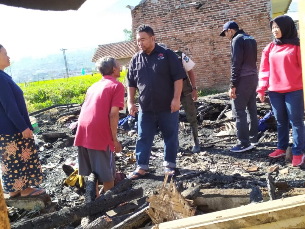 YUdha Puja Turnawan mengunjungi korban kebakaran di Desa Panembong