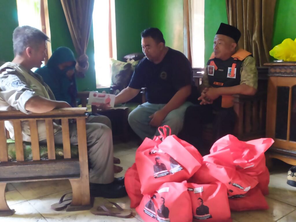 Anggota DPRD Garut Fraksi PDI Perjuangan, Yudha Puja Turnawan memberikan bantuan kepada lansia korban kebakaran di Desa Hegarmanah