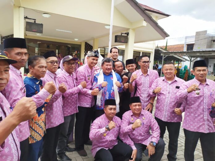 Bupati Garut RUdy Gunawan foto bersama dengan Camat Bayongbong dan apdesi Bayongbong saat meresmikan kantor kecamatan yang baru