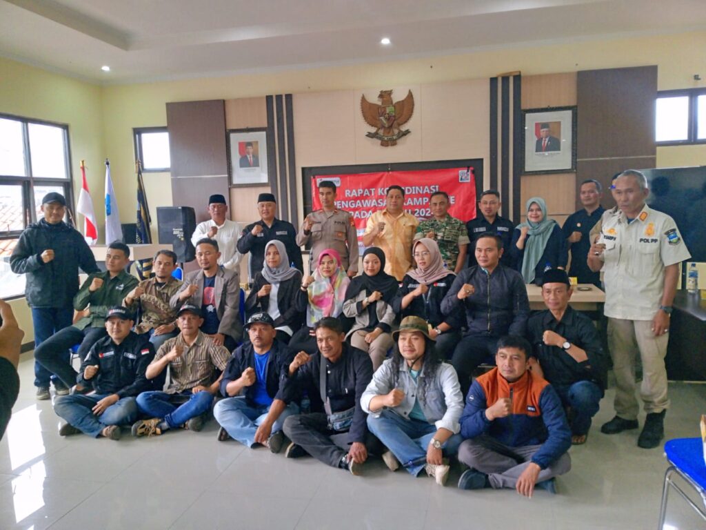 Panitia Pengawas Pemilu Kecamatan (Panwaslucam) Bayongbong, Kabupaten Garut mengadakan rapat koordinasi (rakor) pengawasan kampanye pada pemilu 2024 di aula Kecamatan Bayongbong