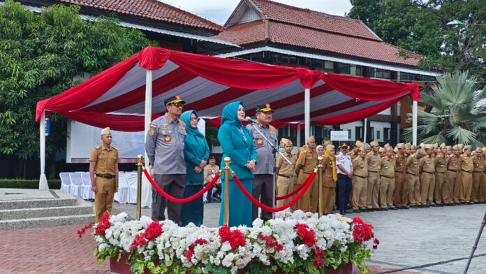 Bupati Garut Rudy Gunawan dan Wakil Bupati Helmi Budiman melaksanakan apel gabungan terakhirnya