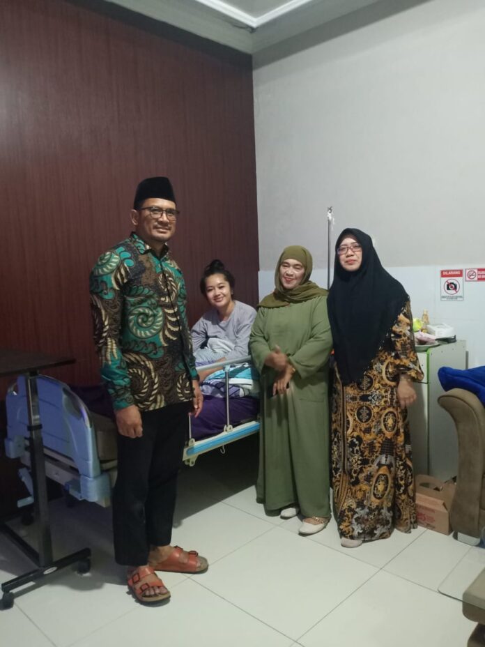 Wabup Garut dr. Helmi Budiman beserta istri menjenguk Uni di klinik Mahesa