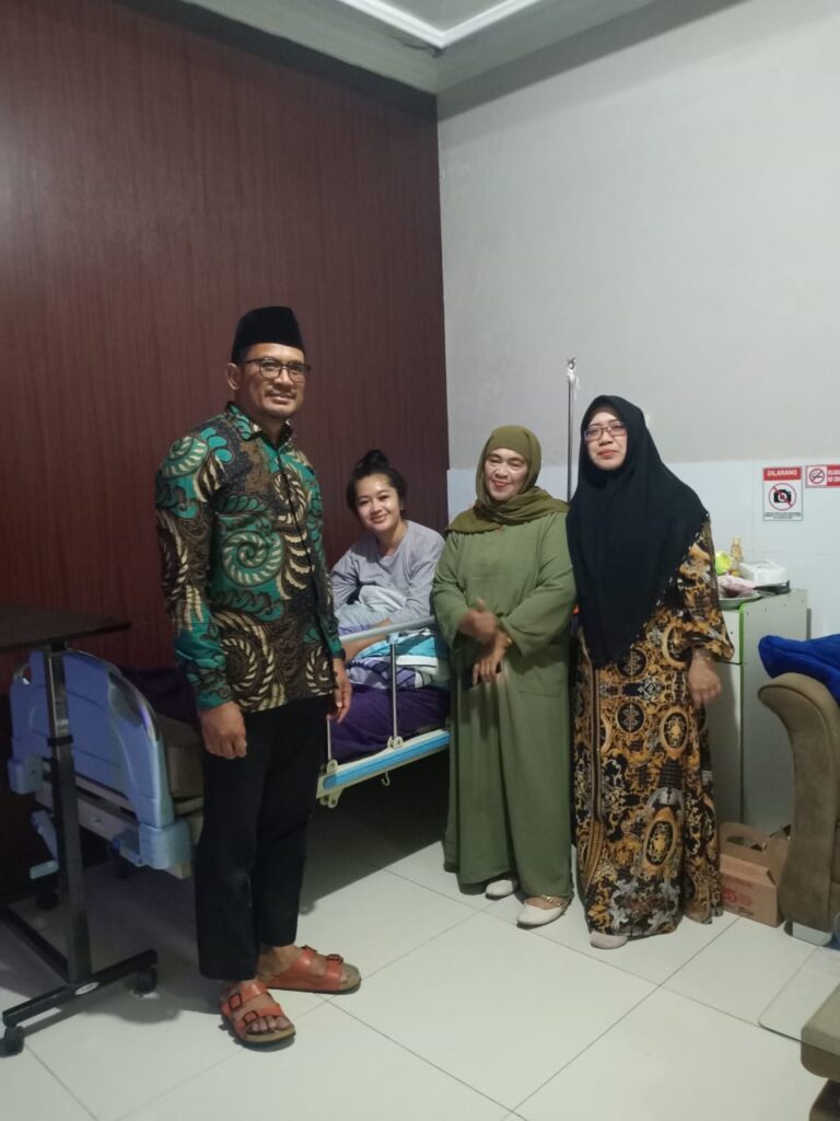 Wabup Garut dr. Helmi Budiman beserta istri menjenguk Uni di klinik Mahesa