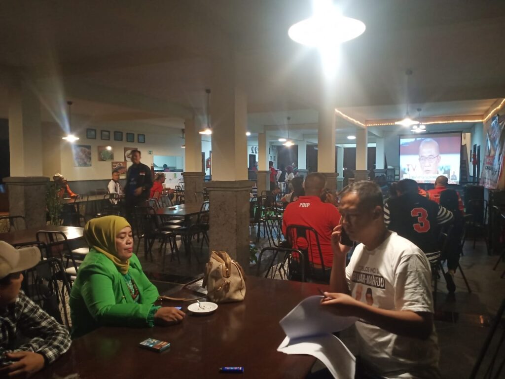 Biebie Bagja turut menghadiri nobar debat capres di hotel Augusta yang digelar DPC PDI Perjuangan Garut, Minggu malam