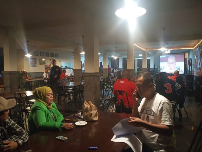 Biebie Bagja turut menghadiri nobar debat capres di hotel Augusta yang digelar DPC PDI Perjuangan Garut, Minggu malam