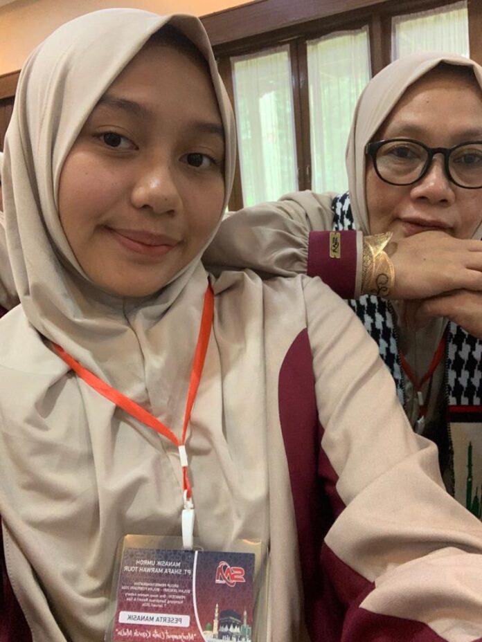 Zihan Ratu Janwarijki bersama ibunya Ideu Suptina akan berangkat umroh