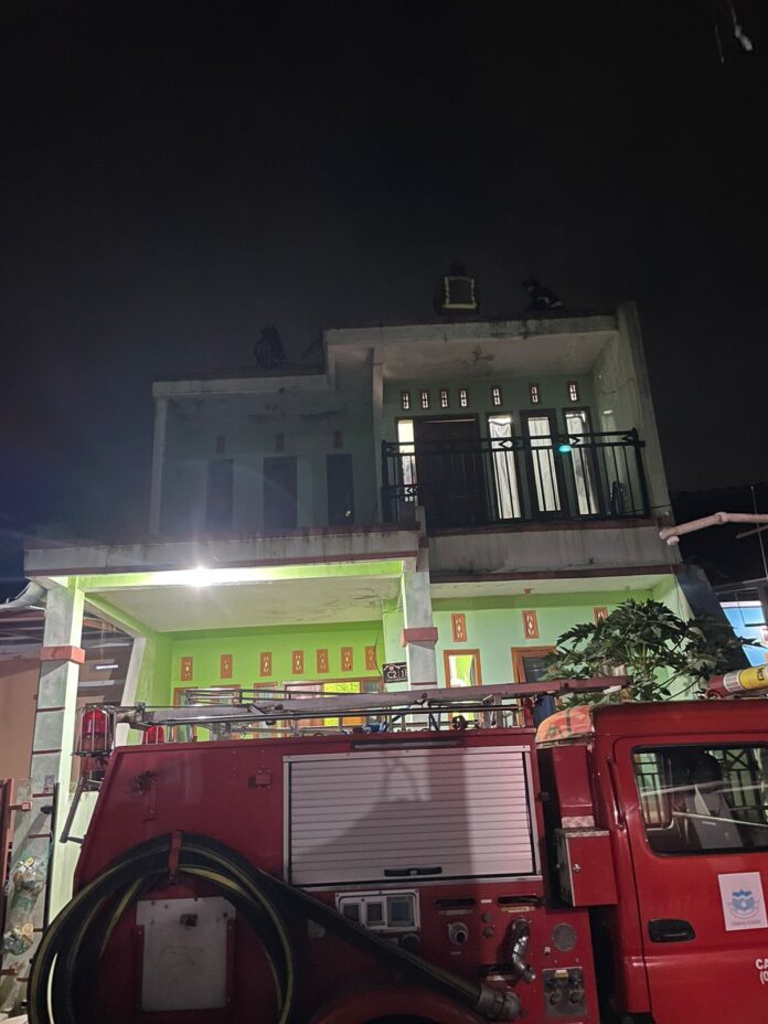 Warga kompleks pamoyanan 2 resah dengan adanya sarang tawon yang besar di rumah warga