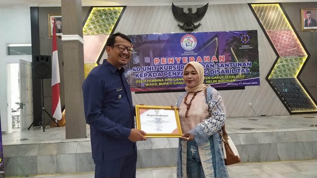 Biebie Bagja mendapatkan piagam penghargaan dari Wakil Bupati Garut dr. Helmi Budiman karena kiprahnya membantu menyuport santunan terhadap penyandang disabilitas