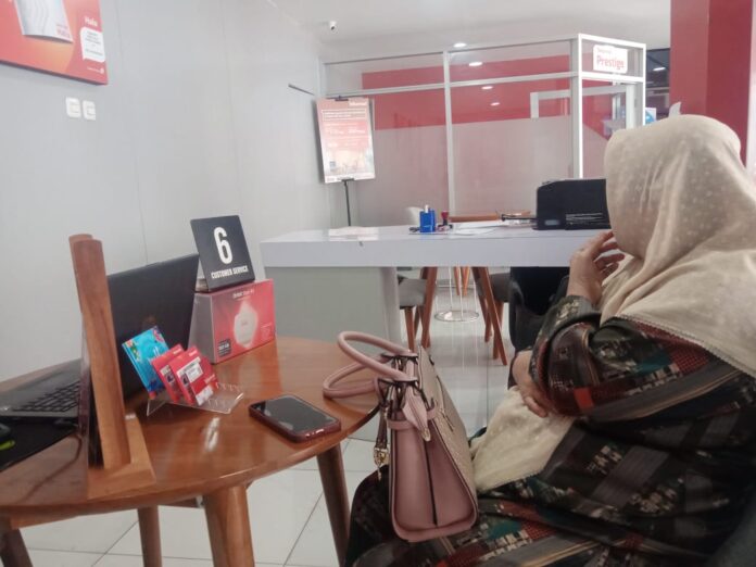 Pelanggan Telkomsel tengah menunggu pelayanan dari petugas Grapari Garut