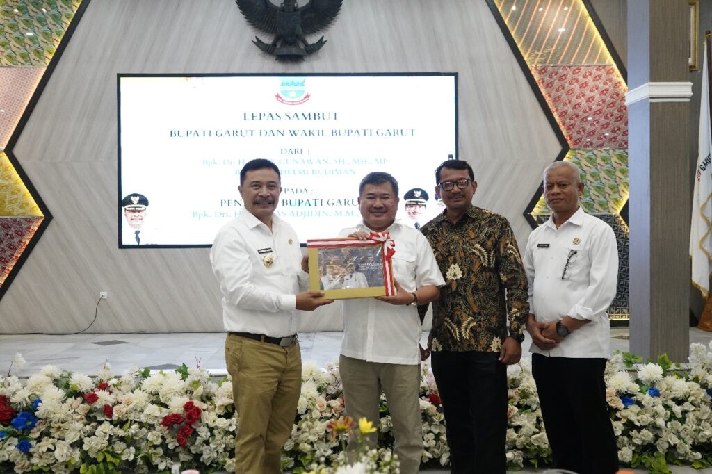 Pj Bupati Garut Barnas Adjidin (paling kiri) bersama Rudy Gunawan, Helmi Budiman dan Sekda Garut Nurdin Yana