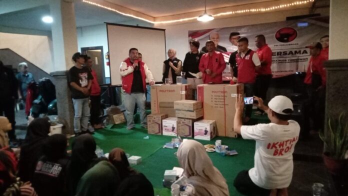 Anggota DPRD Garut Fraksi PDI Perjuangan, Yudha Puja Turnawan, memberikan doorprize bagi peserta nobar debat capres di Hotel Augusta, Minggu malam