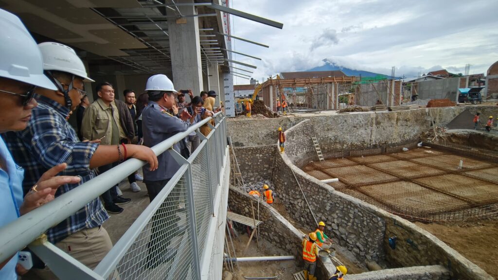 Bupati Garut, Rudy Gunawan mengunjungi secara langsung lokasi pembangunan Gedung City Plaza (Ciplaz), di Jalan Guntur, Kecamatan Garut Kota, Kabupaten Garut, Senin (22/1/2024). (Foto: Deni Seftiana/ Anggana Mulia/Diskominfo Kab. Garut)
