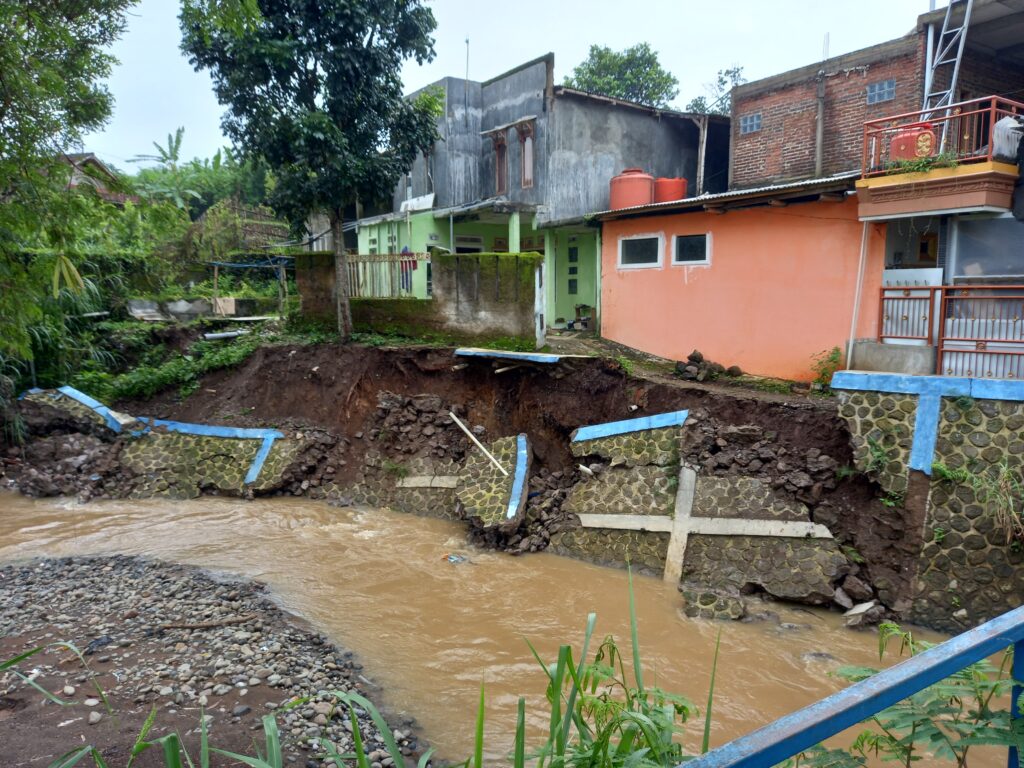 TPT Ambrol di Desa Banjarsari mengancam rumah warga