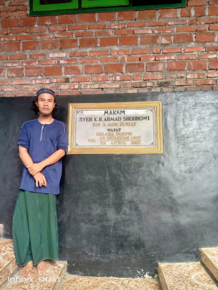Ahmad Suyono penjaga makam mama Shobrowi dengan setia merawat makam ulama besar di Kota Banjar
