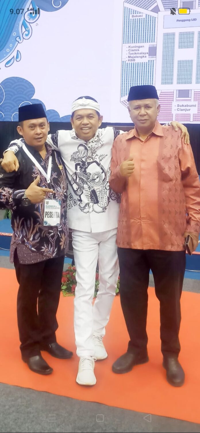 Muhamad Najib, Ketua PAC Gerindra Kecamatan Mekarmukti (satu dari kiri) bersama Dedi Mulyadi (tengah) dan Dede Kusdinar (satu dari kanan)