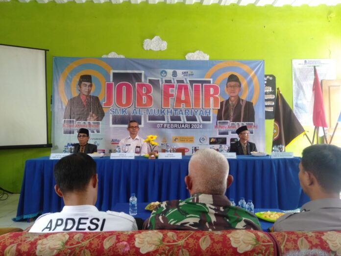 Kepala Disnakertrans Kabupaten Garut turut membuka job fair yang digelar oleh SMK Al Mukhtariyah