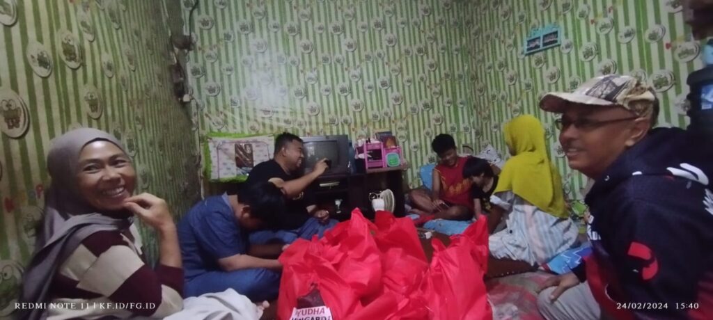 Yudha Puja Turnawan, Anggota DPRD Garut mengunjungi Angga bocah 7 tahun yang mengalami lumpuh
