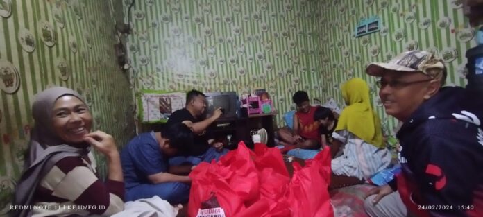 Yudha Puja Turnawan, Anggota DPRD Garut mengunjungi Angga bocah 7 tahun yang mengalami lumpuh