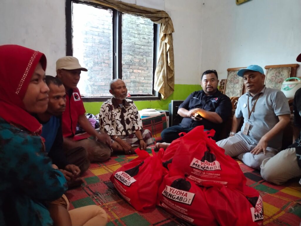 Yudha Puja Turnawan Anggota DPRD Garut mengunjungi korban kebakaran di Desa Sukajaya