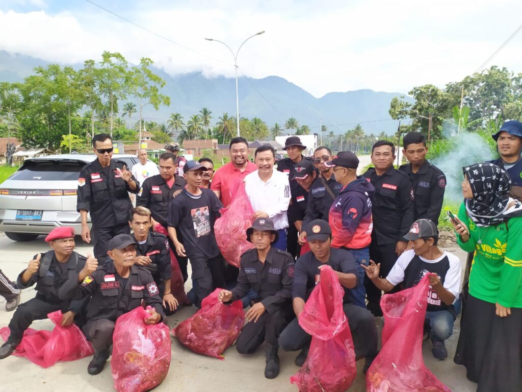 Yudha Puja Turnawan foto bersama Pj Bupati Garut, Barnas Adjidin, satgas PDI Perjuangan dan Relawan Ganjar Pranowo dalam peringatan Hari Peduli Sampah Nasional
