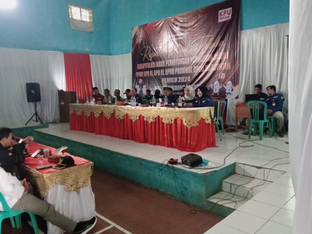 PPK Bayongbong menggelar rapat pleno rekapitulasi hasil pemilu