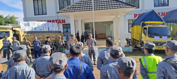 Camat Pasirwangi memimpin apel pendistribusian logistik